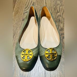 Tory Burch Olive Green Logo Ballet Flats with Gold Emblem - Size 8.5